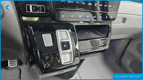 HYUNDAI STARIA 4WD LOUNGE 7-SEATER