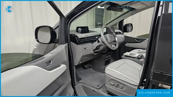 HYUNDAI STARIA 4WD LOUNGE 7-SEATER