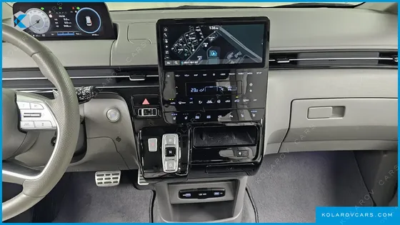 HYUNDAI STARIA 4WD LOUNGE 7-SEATER