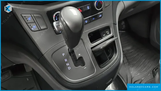 HYUNDAI STAREX VAN 5-SEATER