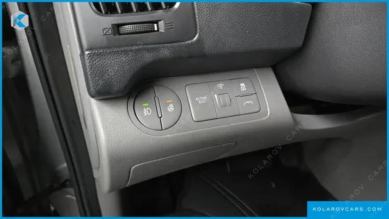 HYUNDAI STAREX VAN 5-SEATER