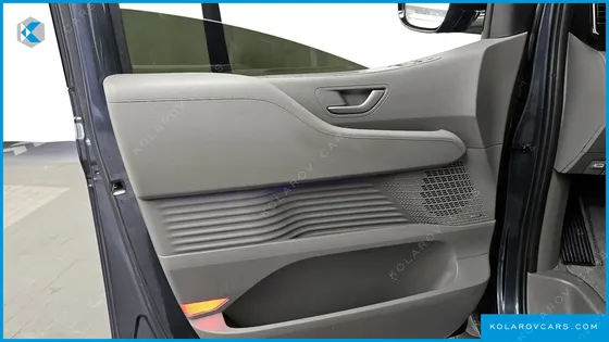 HYUNDAI STARIA 4WD LOUNGE 9-SEATER