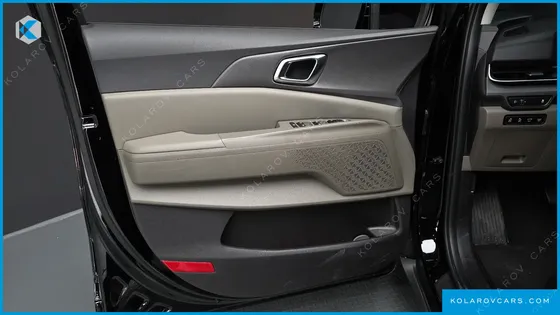 KIA CARNIVAL 7-SEATER OUTDOOR