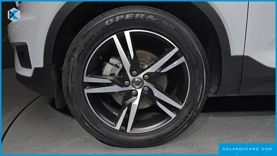 VOLVO XC40 B4 R-DESIGN