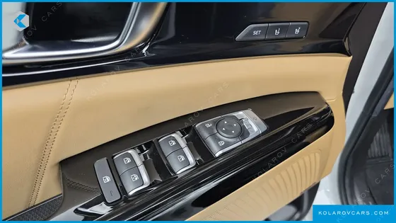 KIA CARNIVAL GASOLINE 7-SEATER SIGNATURE