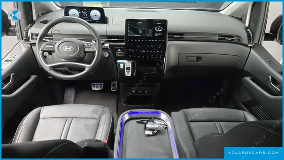 HYUNDAI STARIA 4WD LOUNGE 9-SEATER