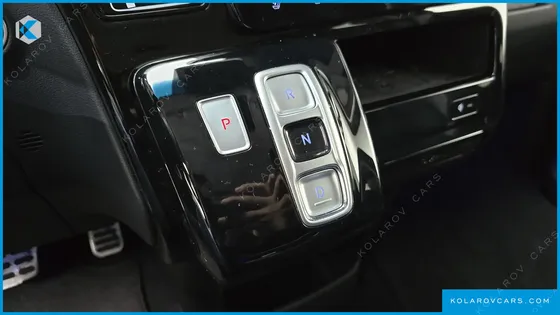 HYUNDAI STARIA 4WD LOUNGE 9-SEATER