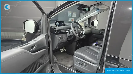 HYUNDAI STARIA 4WD LOUNGE 9-SEATER