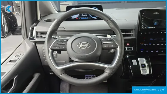 HYUNDAI STARIA 4WD LOUNGE 9-SEATER