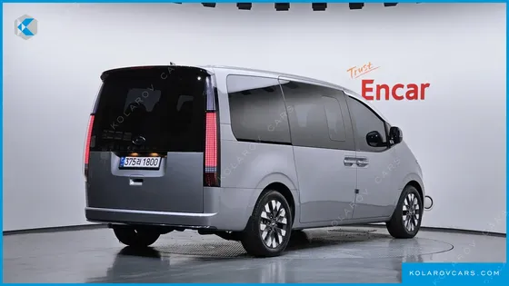 HYUNDAI STARIA LOUNGE 9-SEATER