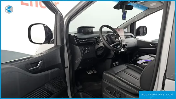 HYUNDAI STARIA LOUNGE 9-SEATER