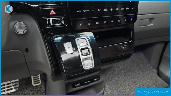HYUNDAI STARIA 4WD LOUNGE 9-SEATER