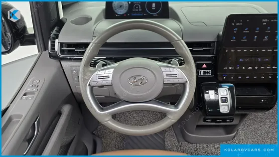 HYUNDAI STARIA 4WD LOUNGE 9-SEATER