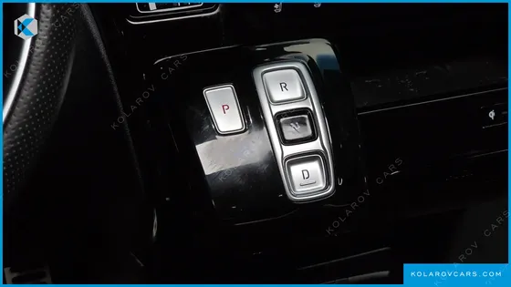 HYUNDAI STARIA 4WD LOUNGE 9-SEATER