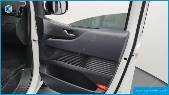 HYUNDAI STARIA LOUNGE 9-SEATER