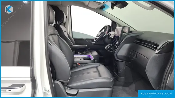 HYUNDAI STARIA LOUNGE 9-SEATER