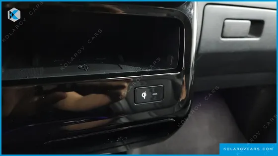 HYUNDAI STARIA LOUNGE 9-SEATER
