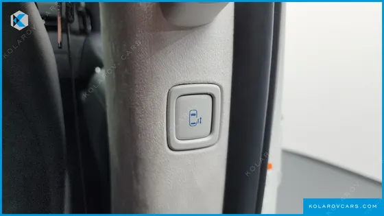 HYUNDAI STARIA LOUNGE 9-SEATER