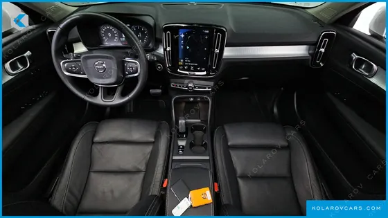 VOLVO XC40 B4 MOMENTUM