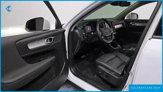 VOLVO XC40 B4 MOMENTUM