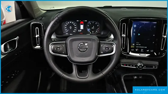 VOLVO XC40 B4 MOMENTUM