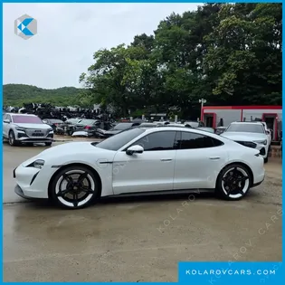 PORSCHE TAYCAN BASE