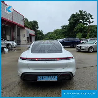 PORSCHE TAYCAN BASE