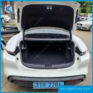 PORSCHE TAYCAN BASE