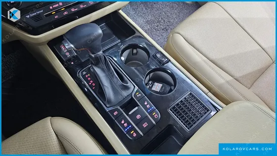 KIA CARNIVAL GASOLINE 9-SEATER HI-LIMOUSINE