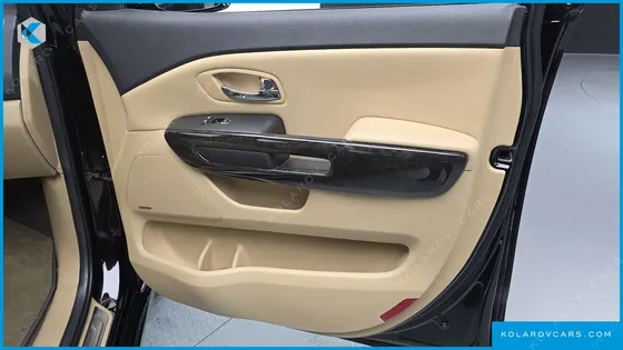 KIA CARNIVAL 9-SEATER HI-LIMOUSINE
