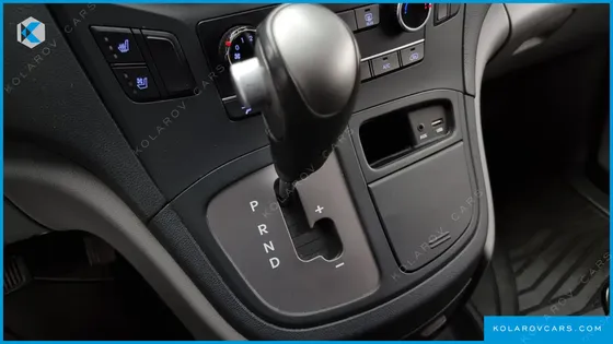 HYUNDAI STAREX VAN 5-SEATER