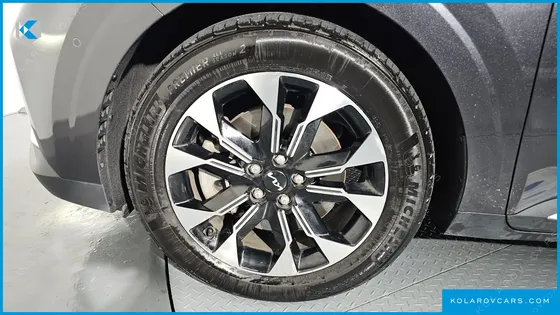 KIA CARNIVAL 7-SEATER OUTDOOR
