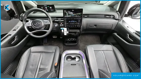 HYUNDAI STARIA 4WD LOUNGE 9-SEATER