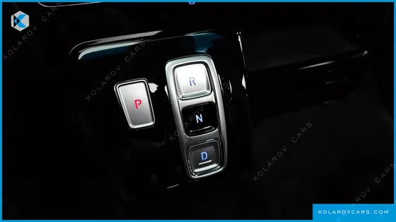 HYUNDAI STARIA 4WD LOUNGE 9-SEATER