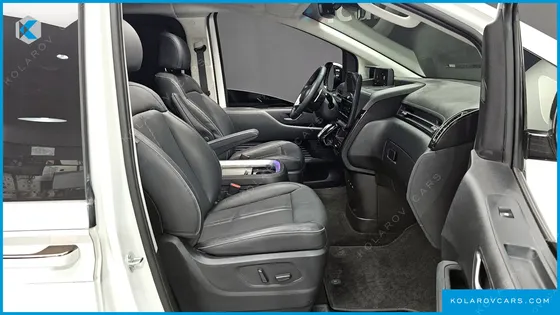 HYUNDAI STARIA 4WD LOUNGE 9-SEATER