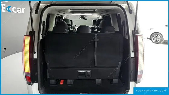 HYUNDAI STARIA 4WD LOUNGE 9-SEATER