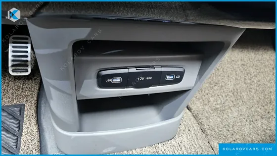 HYUNDAI STARIA 4WD LOUNGE 9-SEATER