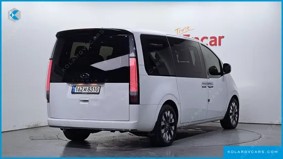 HYUNDAI STARIA LOUNGE 9-SEATER