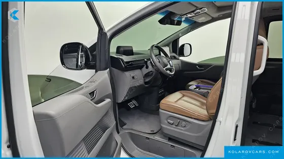HYUNDAI STARIA LOUNGE 9-SEATER