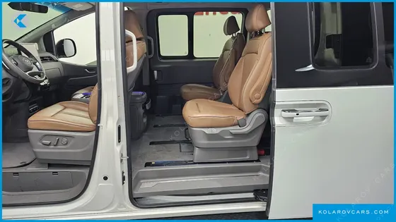 HYUNDAI STARIA LOUNGE 9-SEATER