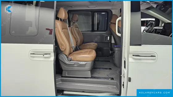 HYUNDAI STARIA LOUNGE 9-SEATER