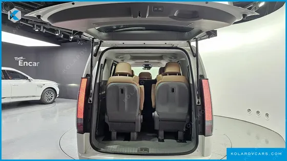 HYUNDAI STARIA LOUNGE 9-SEATER