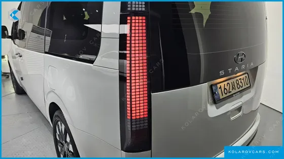 HYUNDAI STARIA LOUNGE 9-SEATER