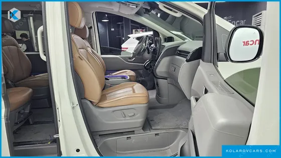 HYUNDAI STARIA LOUNGE 9-SEATER