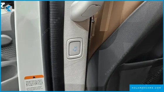 HYUNDAI STARIA LOUNGE 9-SEATER