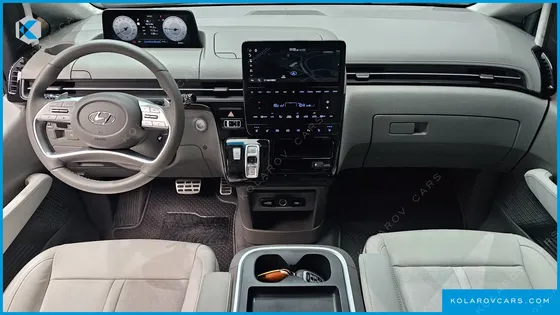HYUNDAI STARIA LOUNGE 7-SEATER