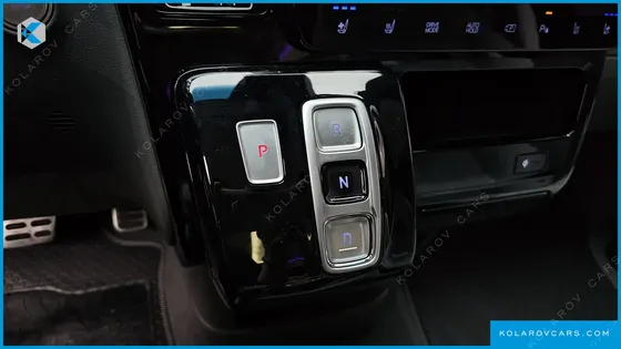 HYUNDAI STARIA LOUNGE 7-SEATER