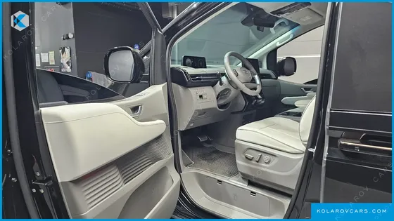 HYUNDAI STARIA LOUNGE 7-SEATER