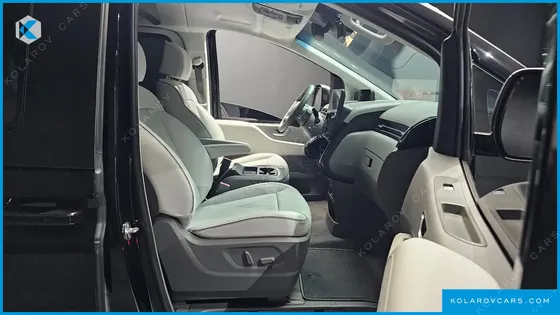 HYUNDAI STARIA LOUNGE 7-SEATER