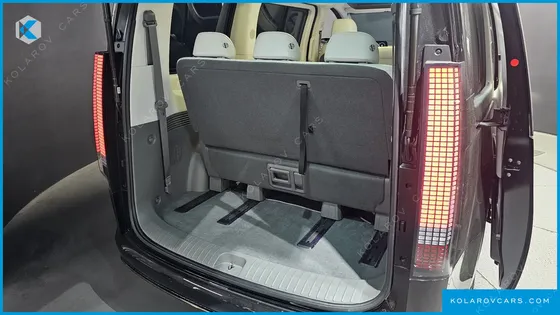 HYUNDAI STARIA LOUNGE 7-SEATER